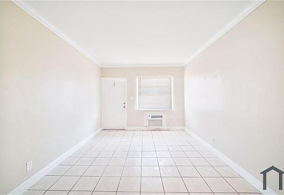 4th image of 700 NW 14th Ter