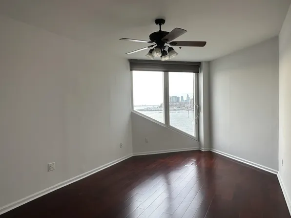 600 Harbor Boulevard image 17 of 32