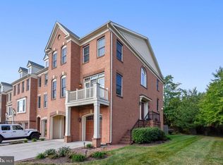 124 Quietwalk Ln, Herndon, VA 20170