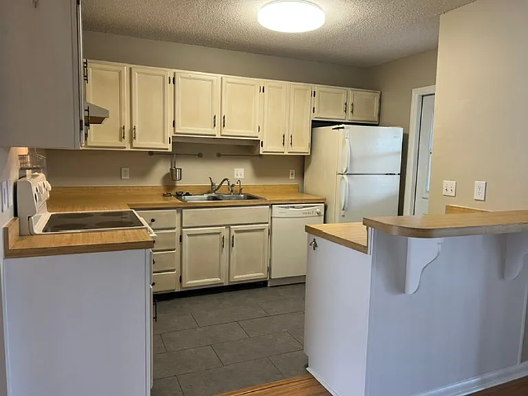 1514 Manor Dr NE — Photo 16