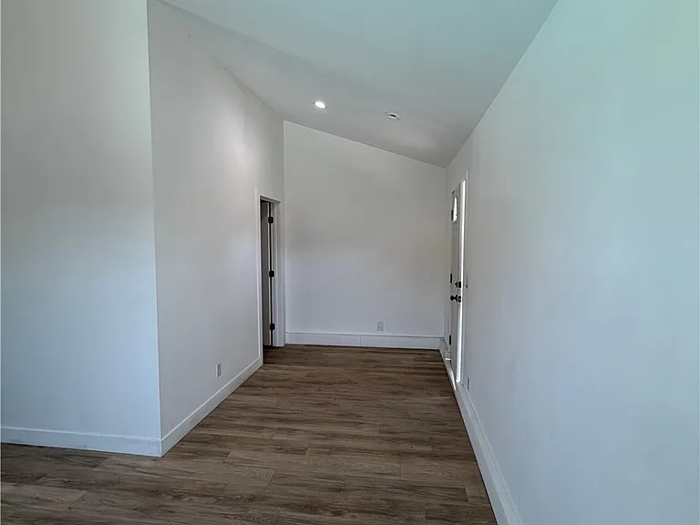 5439 Greenbrier Dr — Photo 5