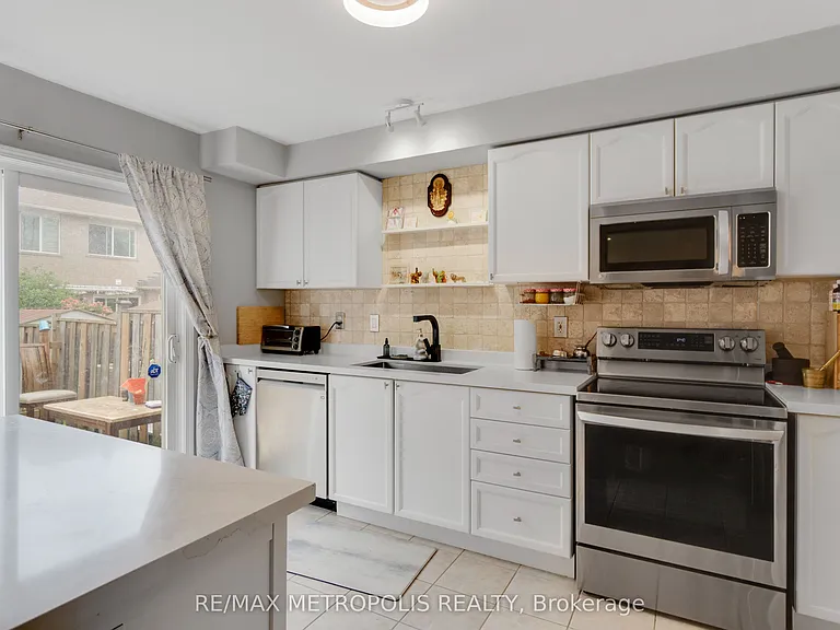 2420 Baintree Cres — Photo 19