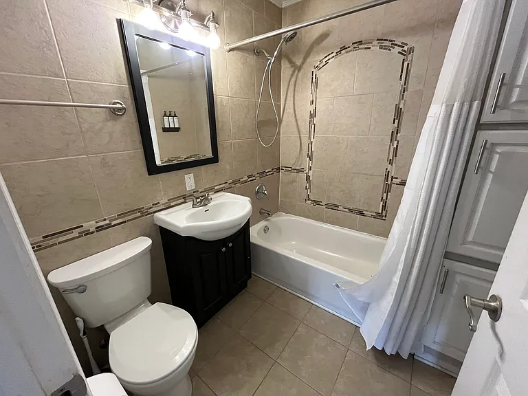 Full bathroom #1