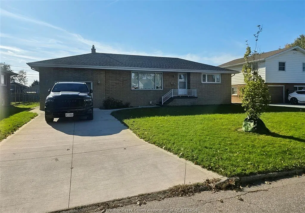 4 bed, $2,600 — Photo 1