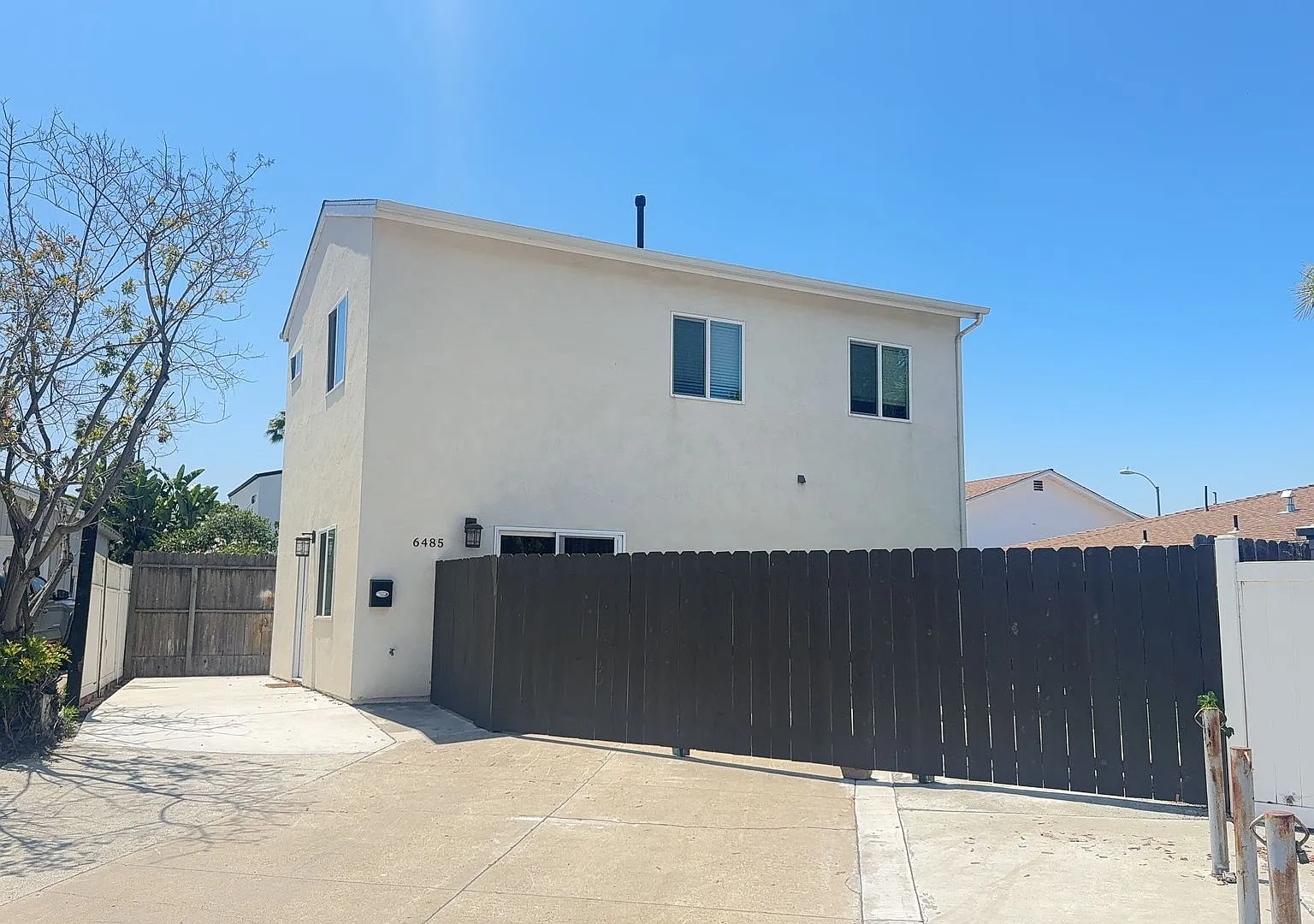 4BD house on Montezuma, Private Yard and Driveway! — Photo 3