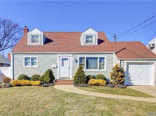 233 Franklin St, Massapequa Park, NY 11762