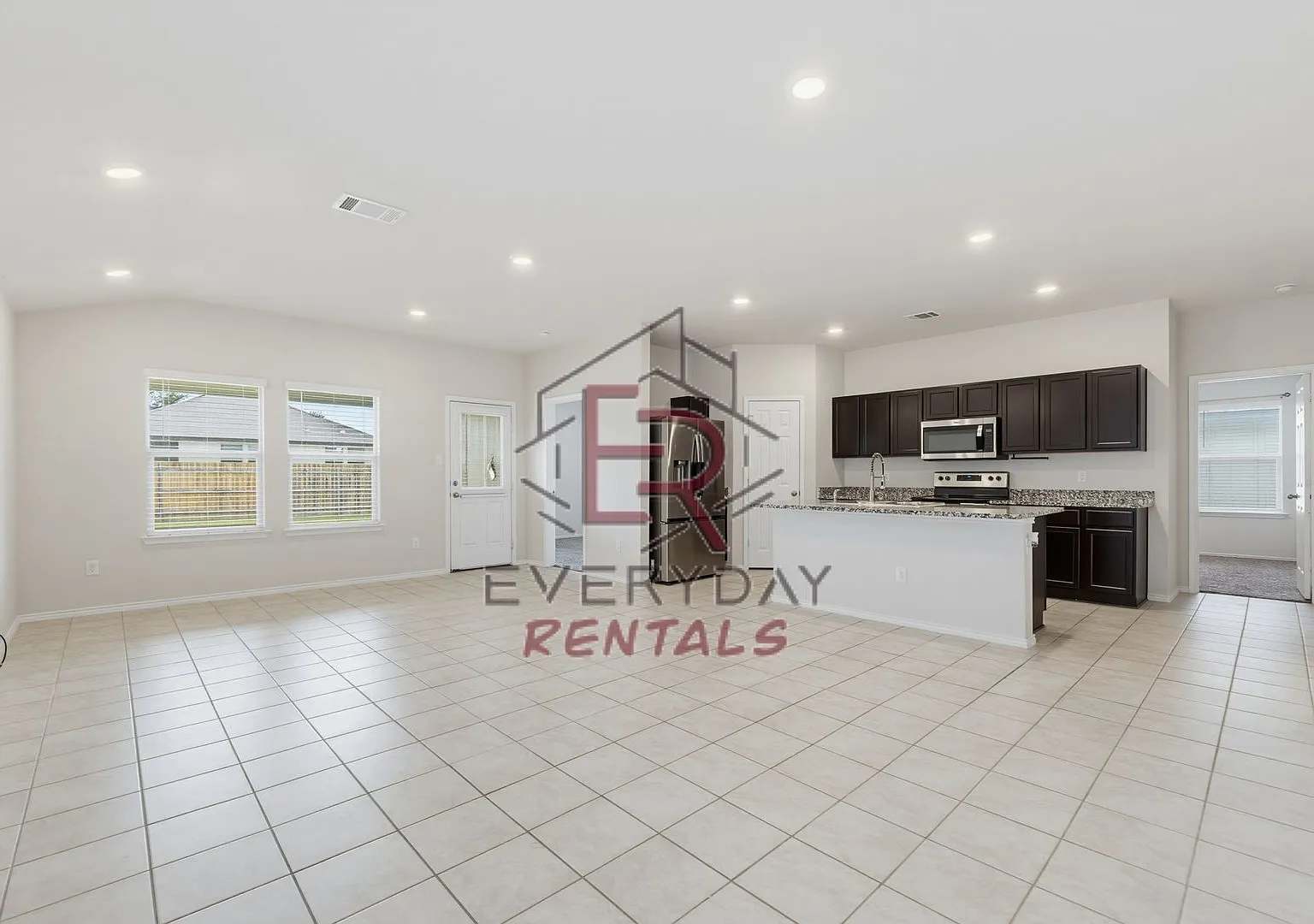 Beautiful 3 Bedroom home in Yowell Ranch — Photo 2