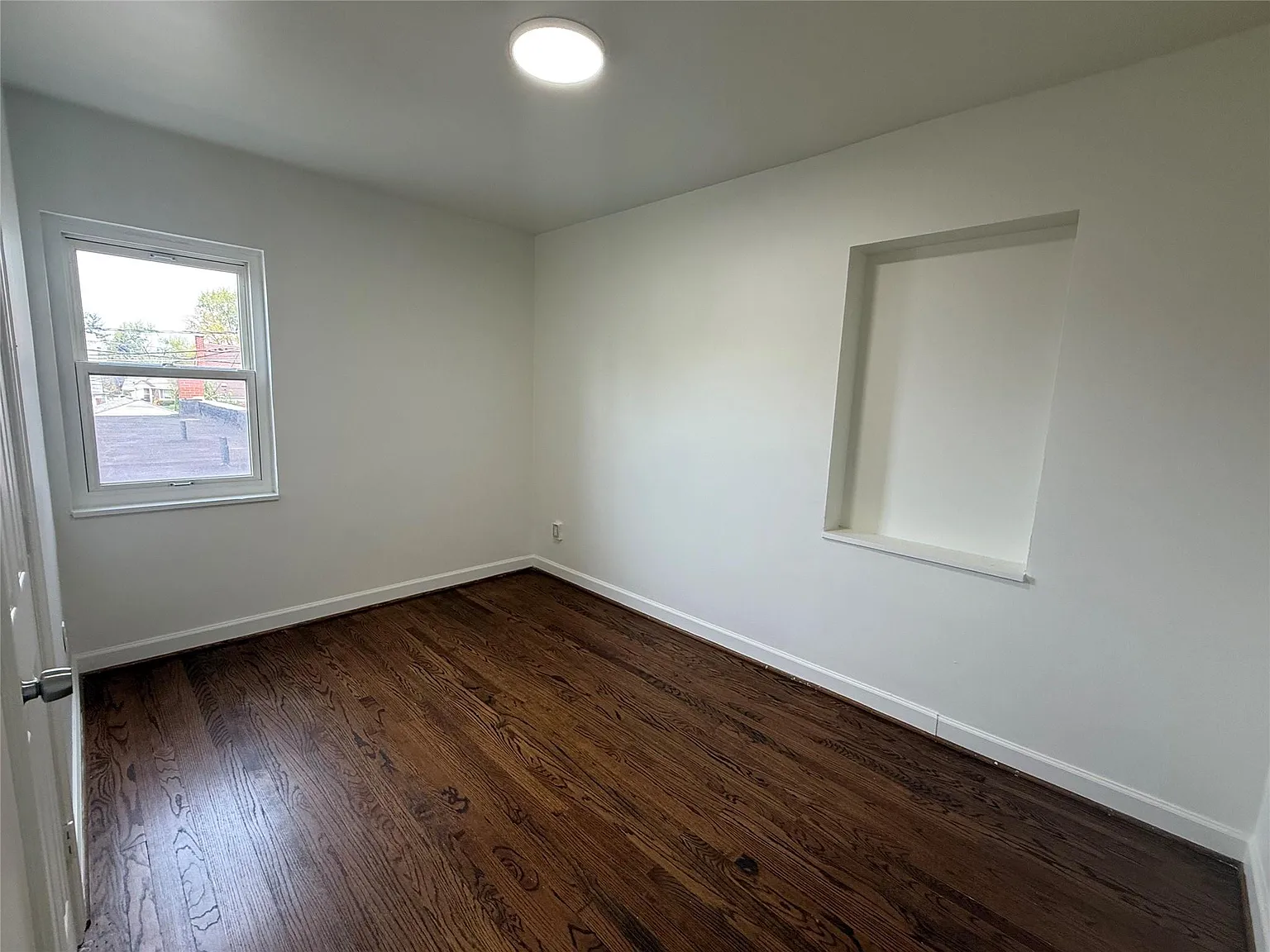 2 bed, 1.0 bath, 900 sqft, $1,300 — Photo 3