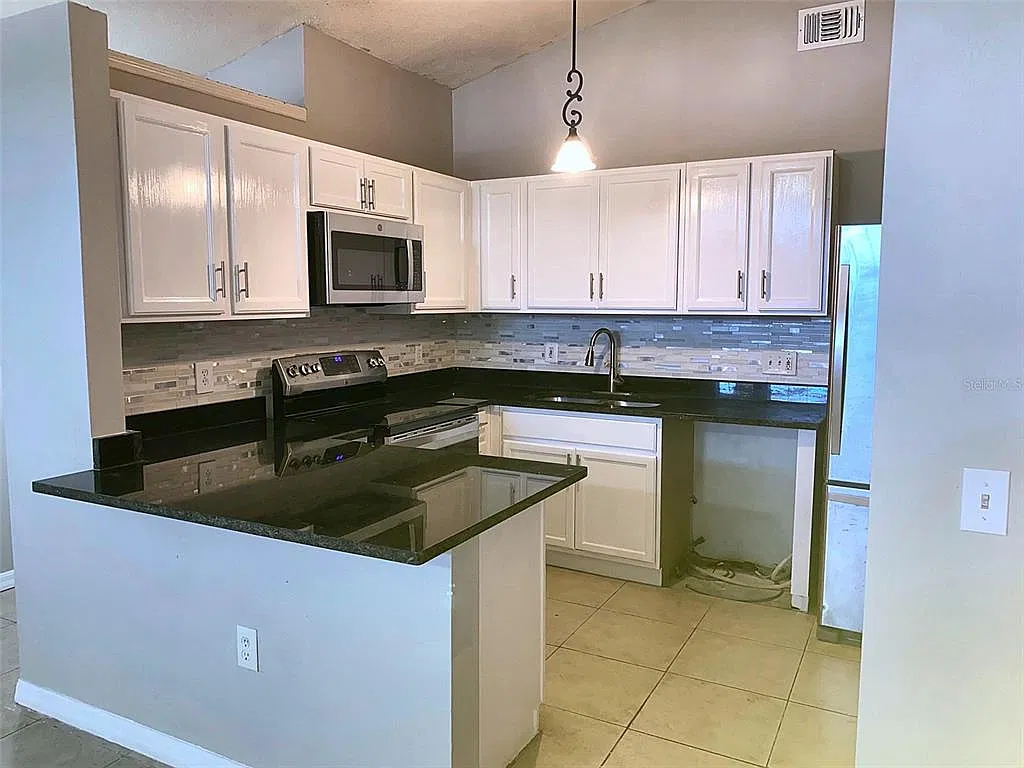 3 bed, 2.0 bath, 1334 sqft, $2,300 — Photo 4
