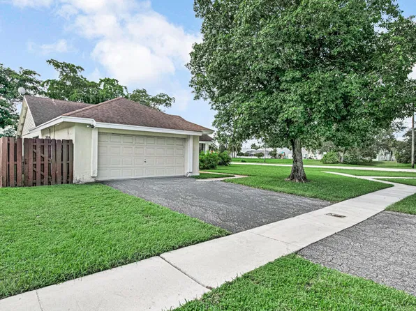 7828 Roble Ln, Lake Worth, FL 33467
