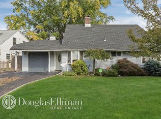 21 Thrush Ln, Levittown, NY 11756