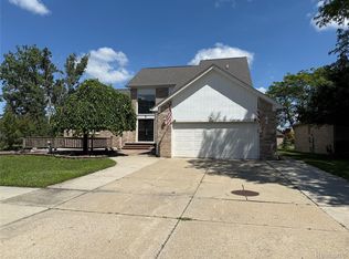 15531 Mountainside Dr, Macomb, MI 48042