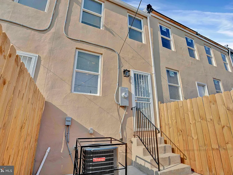 2117 E Chase St — Photo 20