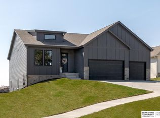 19105 Devonshire Dr, Gretna, NE 68028