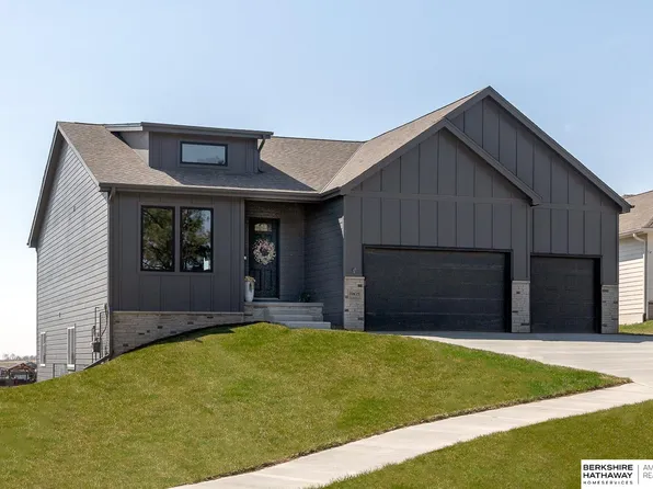 19105 Devonshire Dr, Gretna, NE 68028