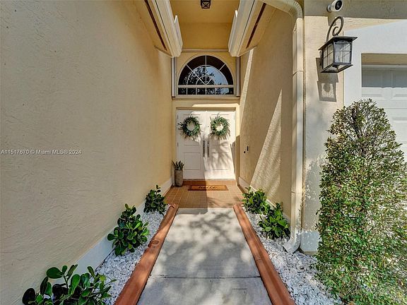 5th image of 18423 NW 11th Ct
