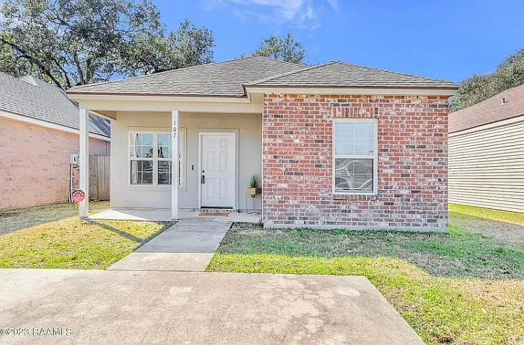 107 Darlene Dr — Photo 1