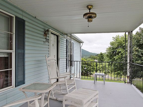4th image of 303 Mountain Meadow Dr