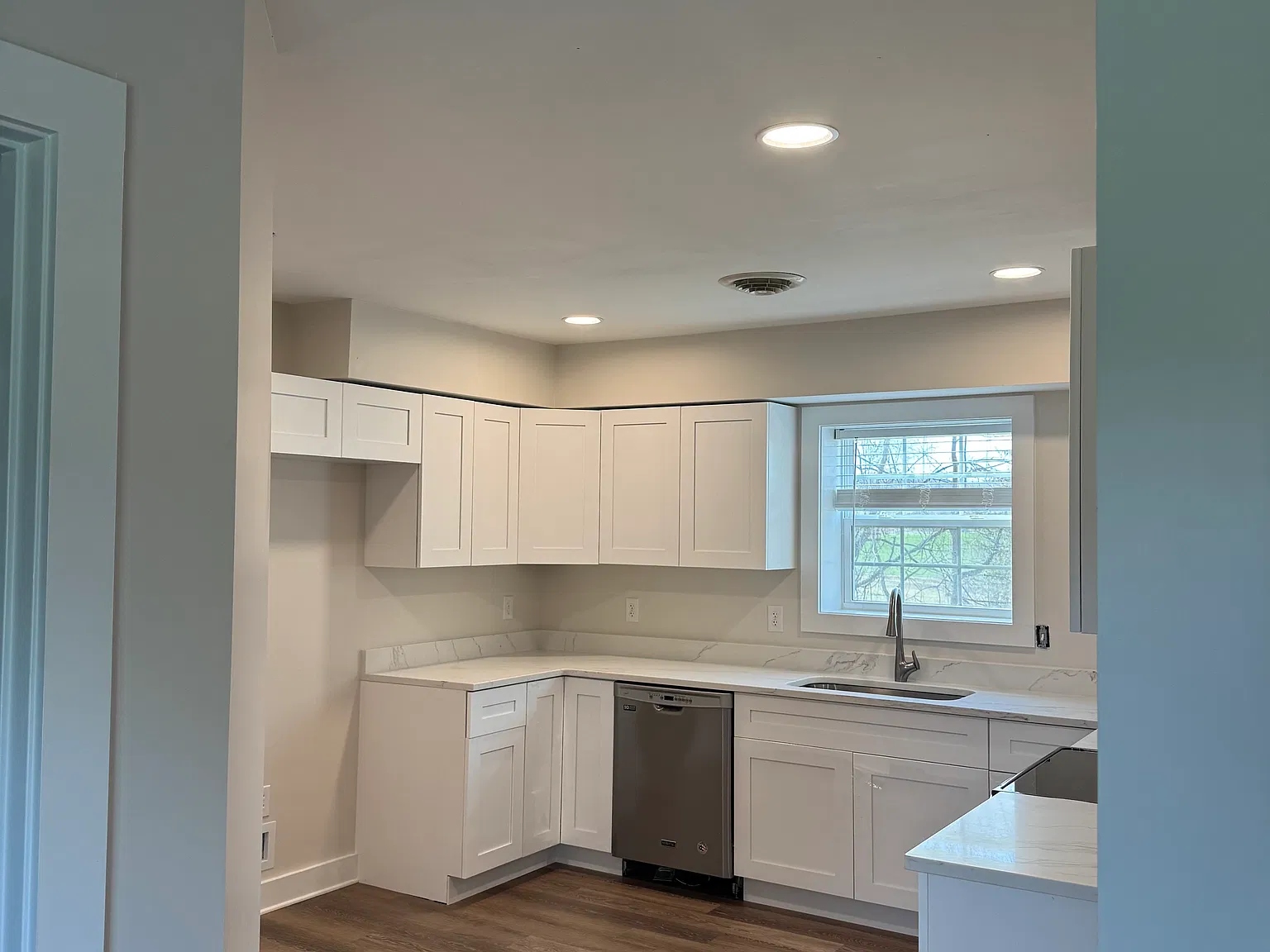3 bed, 1600 sqft, $2,100 — Photo 2