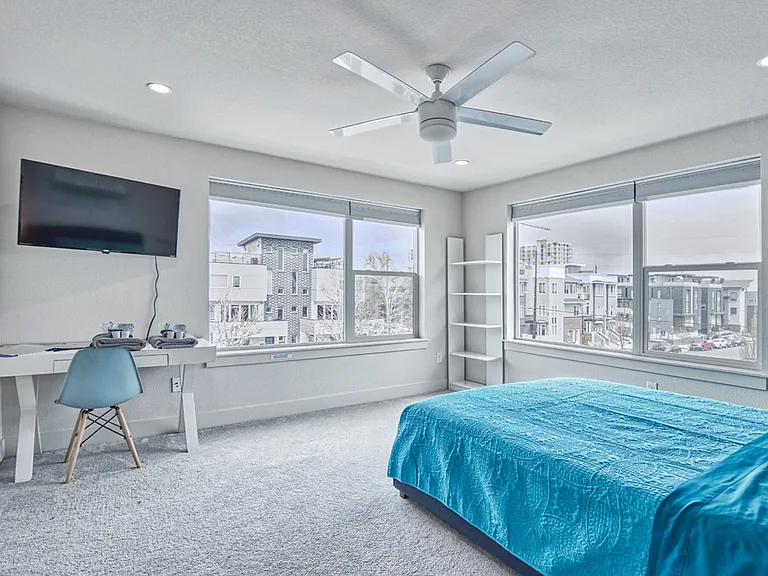 Upstairs large bedroom with closet