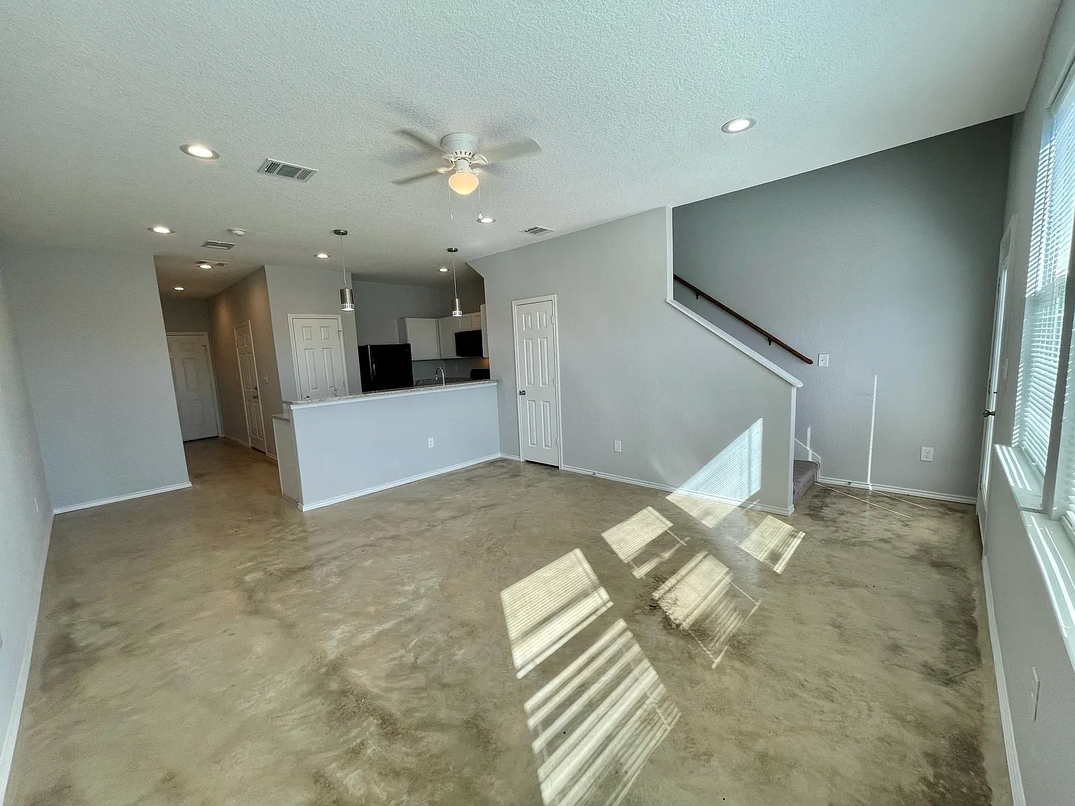 3 bed, 2.5 bath, 1325 sqft, $1,350 — Photo 3
