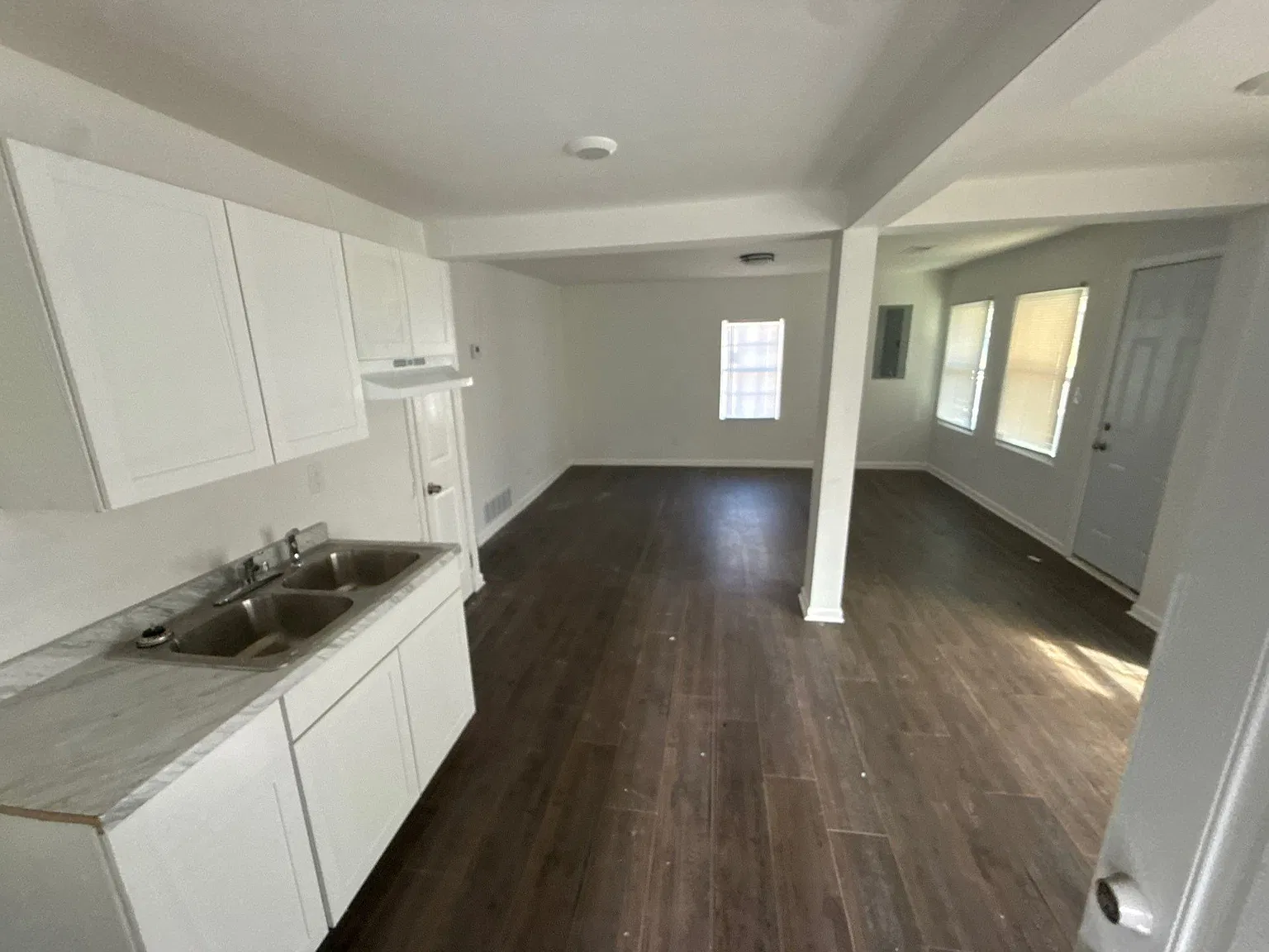 3 bed, 1000 sqft, $1,300 — Photo 2