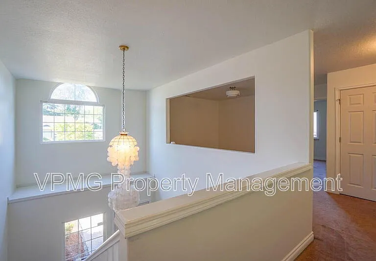 552 E 5th St — Photo 30