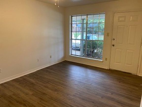 2nd image of 3903 Chateau Dr
