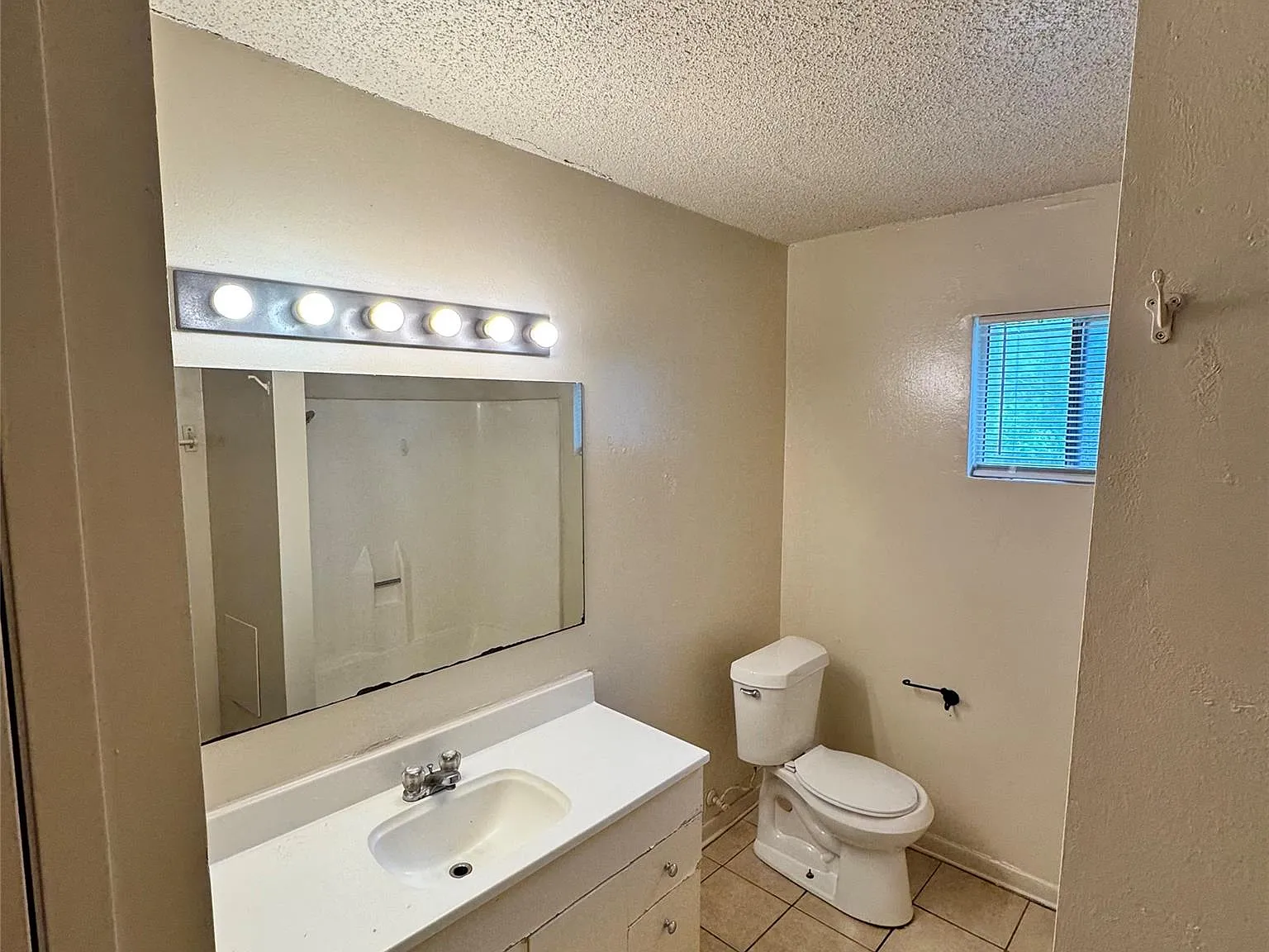 2 bed, 1.0 bath, 1806 sqft, $1,200 — Photo 4
