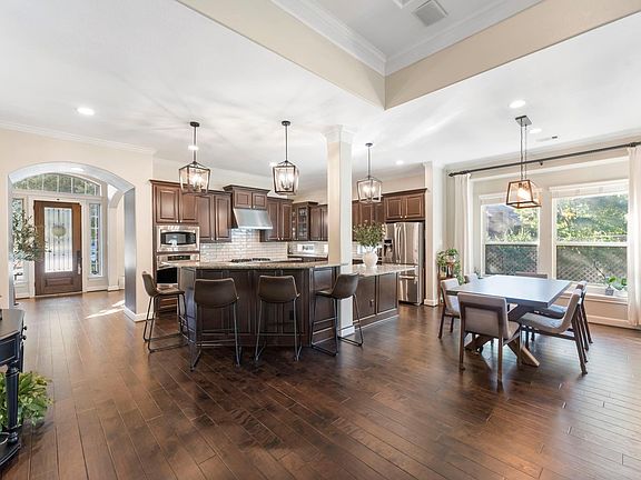 5th image of 70 Lindenberry Cir