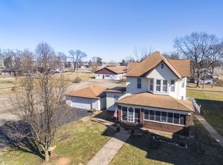 1002 School St, Henry, IL 61537