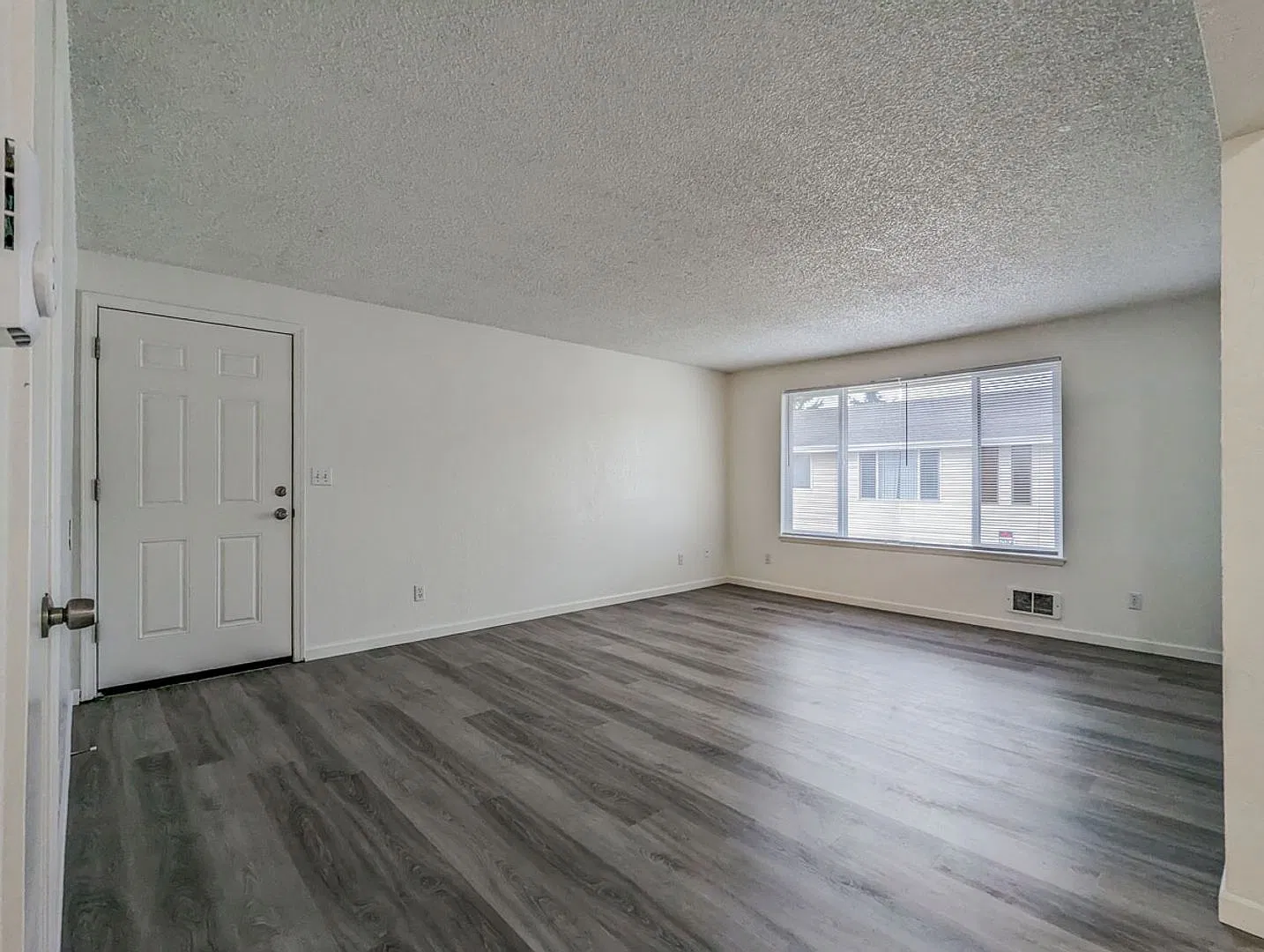 1028 Cedar Ave — Photo 4