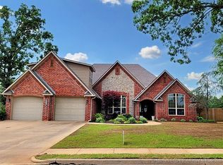 2527 Cambridge Cir, Tahlequah, OK 74464