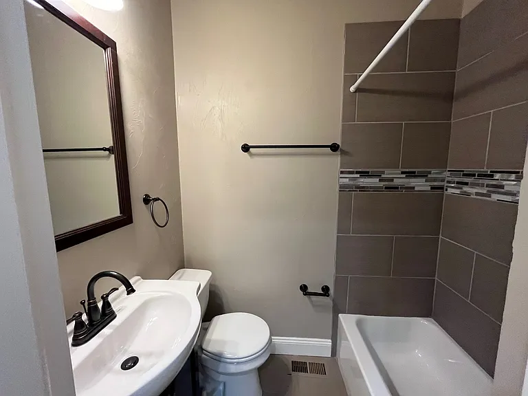 347 Stratford Ave #1 — Photo 23
