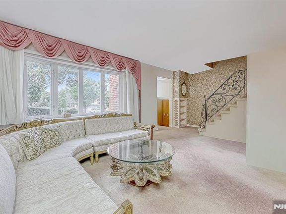 4th image of 105 Arnot Pl