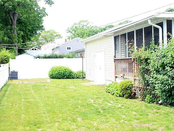 5th image of 22 Woodlawn Dr