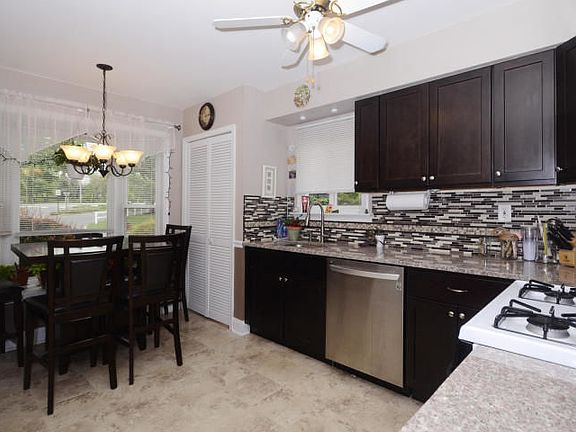 3rd image of 2401 Buckingham Cir