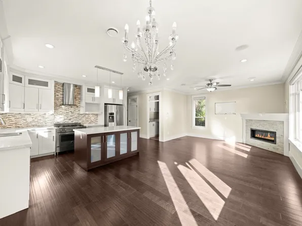 7028 Broadway, Burnaby, BC V5A 1R8