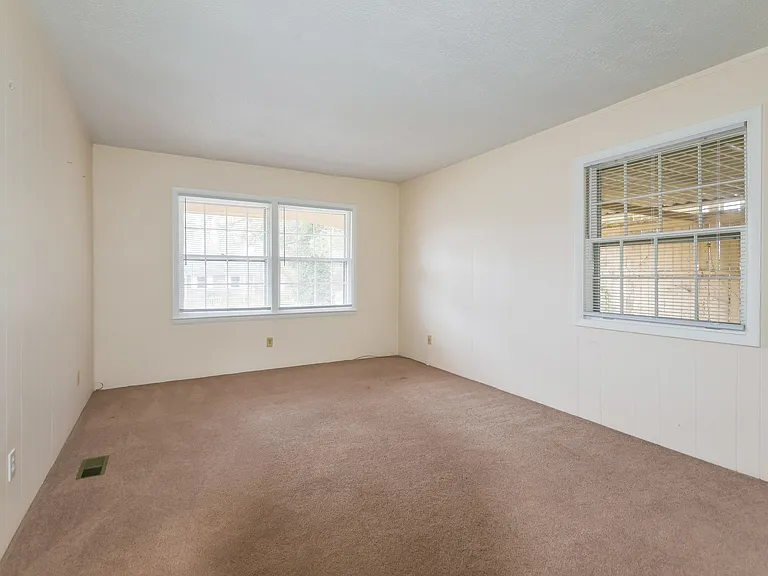 37 Imperial Ct — Photo 5
