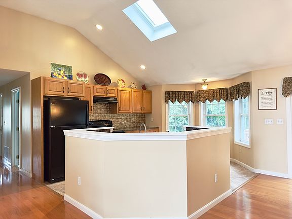 4th image of 75 Moreland Green Dr
