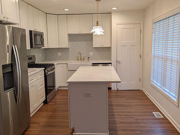 3rd image of 724 W Main St