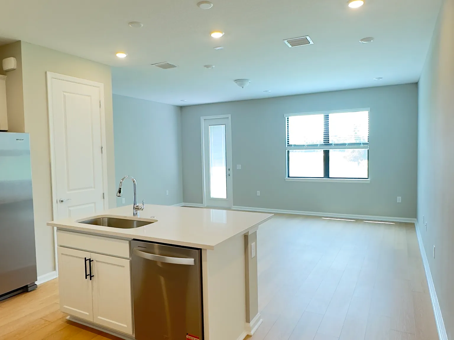 3 bed, 2.5 bath, 1550 sqft, $3,250 — Photo 2