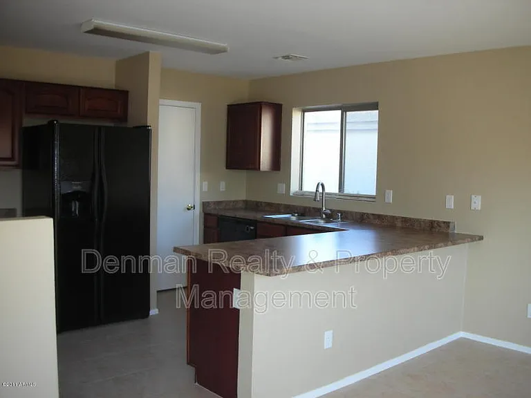 5725 S 32nd Ln — Photo 3