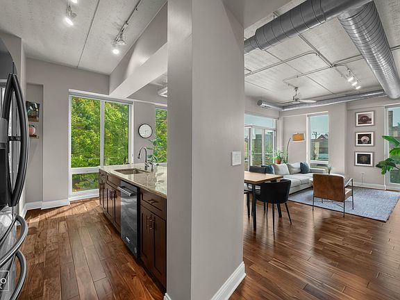 2nd image of 4846 N Clark St APT 209