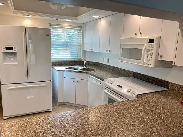2 bed, 940 sqft, $1,600 — Photo 2