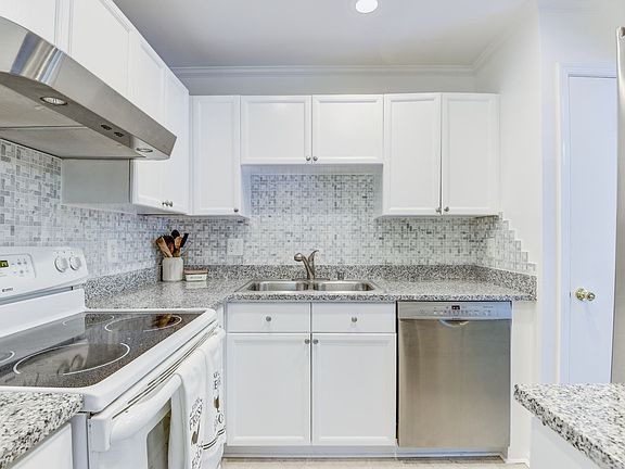 3rd image of 14077 Red River Dr