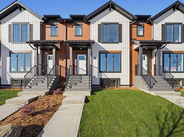 38 E Station Dr, Sylvan Lake, AB T4S 0S5