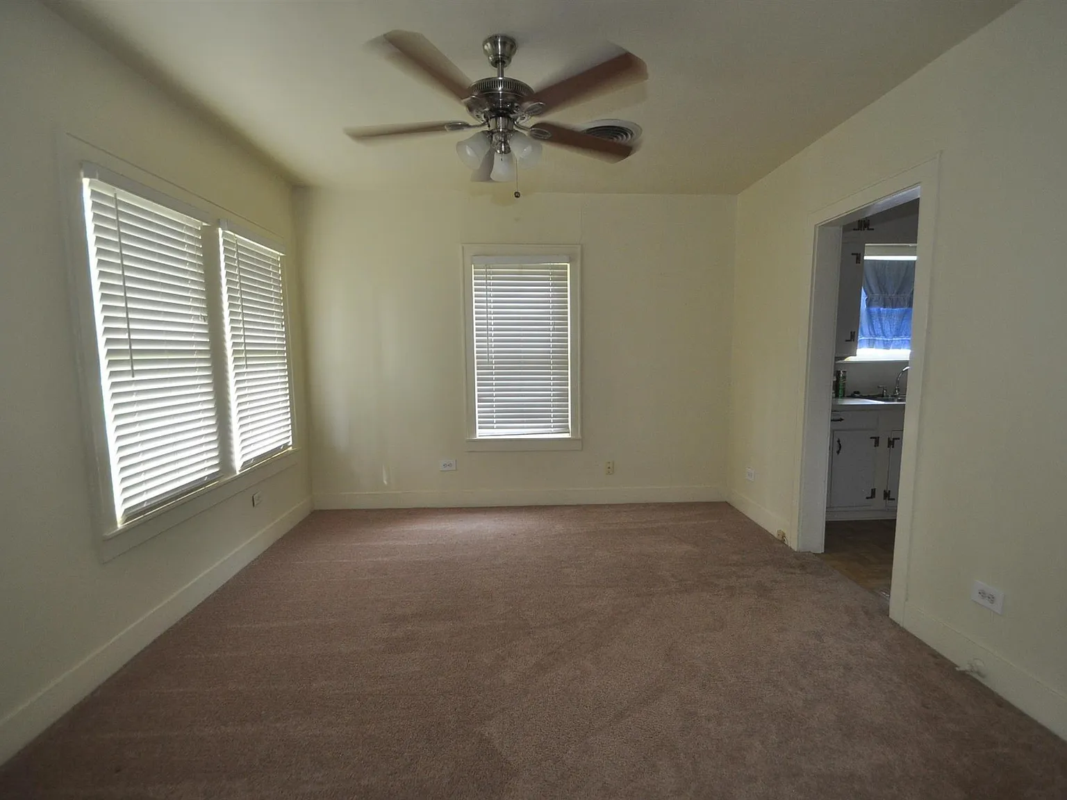 2 bed, 1.0 bath, 624 sqft, $1,200 — Photo 2