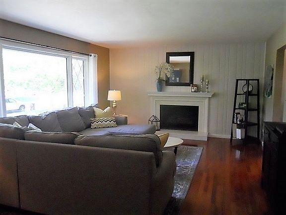 5th image of 826 W Broadmoor St