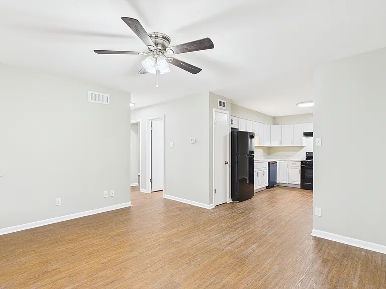 Oxford Pointe Apartments — Photo 2